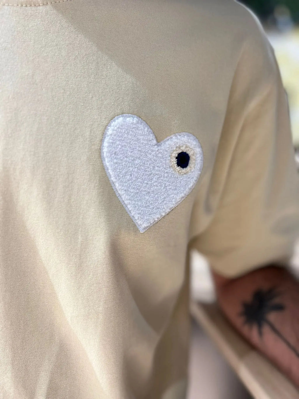 Tee shirt beige avec motif Coeur blanc Homme bonhomme