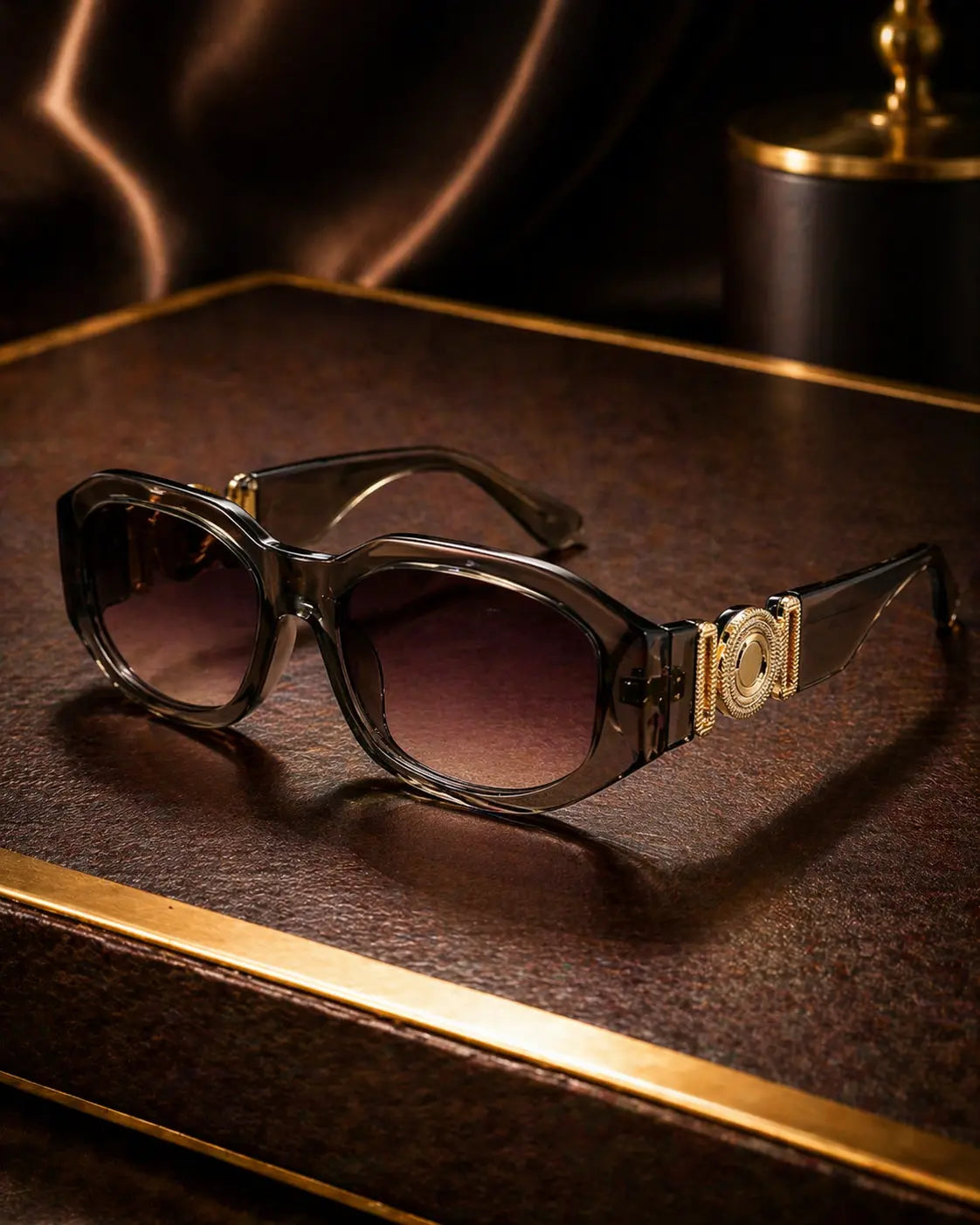 Lunettes de soleil géométriques monture noire ornement doré bonhommeboutique