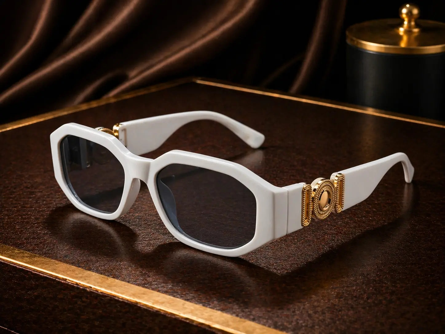Lunettes de soleil géométriques monture noire ornement doré bonhommeboutique