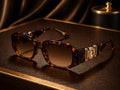 Lunettes de soleil géométriques monture noire ornement doré bonhommeboutique